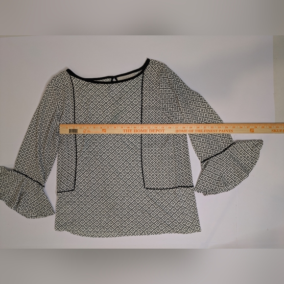 Ann Taylor Loft Top Black White Ruffled Geo Print Bell Sleeve Keyhole Back Small - Picture 9 of 10